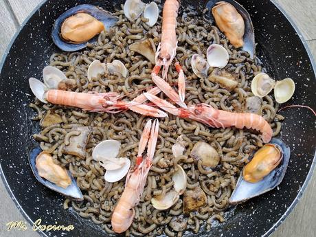 FIDEUÁ  CON JIBIA, SU TINTA Y SU MELSA CON MARISCOS