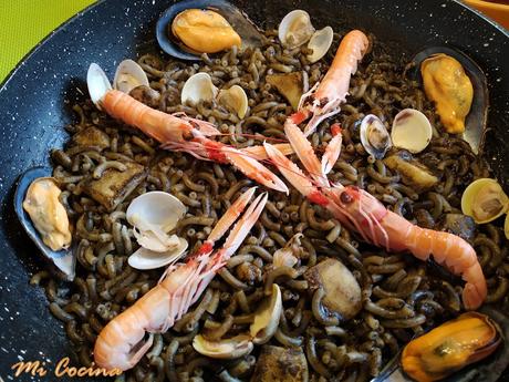 FIDEUÁ  CON JIBIA, SU TINTA Y SU MELSA CON MARISCOS