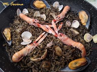 FIDEUÁ  CON JIBIA, SU TINTA Y SU MELSA CON MARISCOS