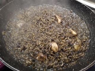 FIDEUÁ  CON JIBIA, SU TINTA Y SU MELSA CON MARISCOS