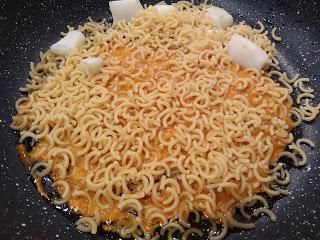 FIDEUÁ  CON JIBIA, SU TINTA Y SU MELSA CON MARISCOS