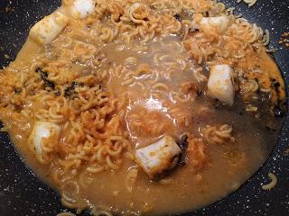 FIDEUÁ  CON JIBIA, SU TINTA Y SU MELSA CON MARISCOS