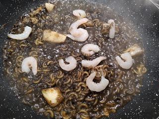 FIDEUÁ  CON JIBIA, SU TINTA Y SU MELSA CON MARISCOS