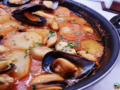Mejillones con papas y azafrán