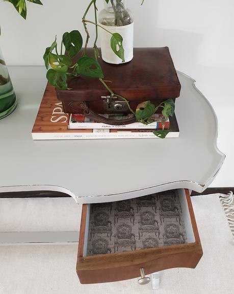 Una transformación de primavera en gris claro y madera