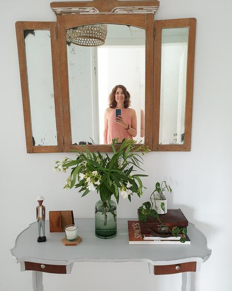 Una transformación de primavera en gris claro y madera