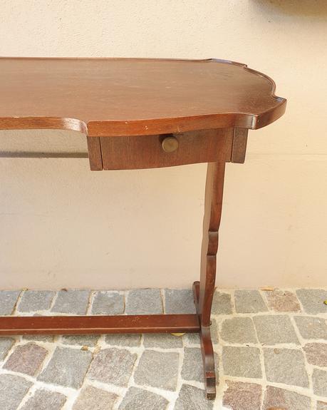 Una transformación de primavera en gris claro y madera