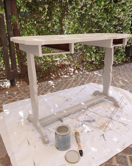 Una transformación de primavera en gris claro y madera