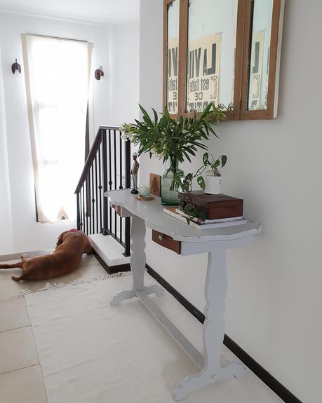 Una transformación de primavera en gris claro y madera