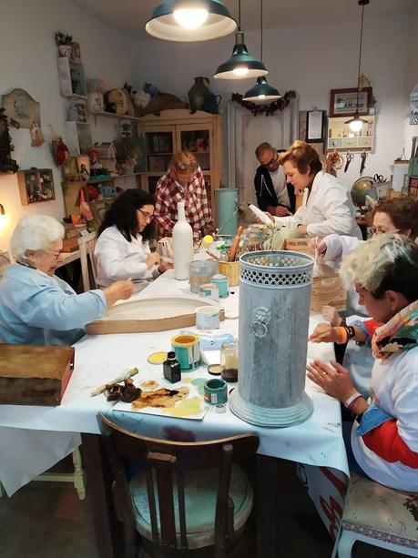 La imagen puede contener: 2 personas, personas sentadas, personas comiendo, mesa, bebida, interior y comida