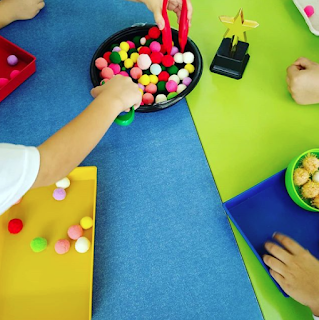 Juego en RINCONES: Pompones + pinzas.