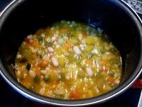 Cocinando la sopa minestrone Cocinando la sopa minestrone.