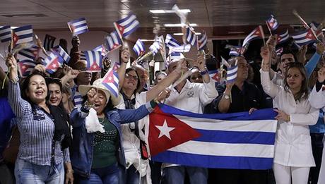 Segundo grupo de colaboradores cubanos llega a La Habana procedentes de Bolivia