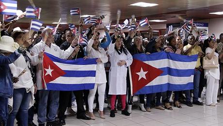 Segundo grupo de colaboradores cubanos llega a La Habana procedentes de Bolivia