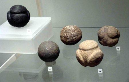 Las bolas neolíticas escocesas con simetría poliédrica en Edimburgo Las bolas neolíticas escocesas con simetría poliédrica en Edimburgo