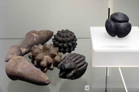 Las bolas neolíticas escocesas con simetría poliédrica en Edimburgo Las bolas neolíticas escocesas con simetría poliédrica en Edimburgo