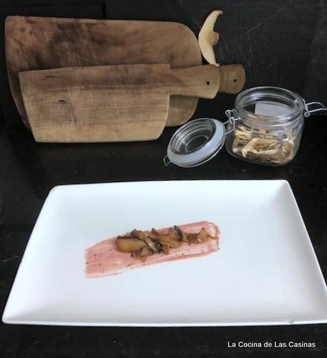 Tataki de Secreto de Cerdo Selecta con Setas y Pesto de Frambuesa