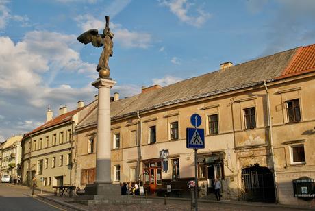 CRÓNICAS BÁLTICAS: VILNIUS, AL OTRO LADO DEL RÍO CRÓNICAS BÁLTICAS: VILNIUS, AL OTRO LADO DEL RÍO