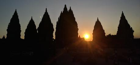 anochecer en templos de Prambanan