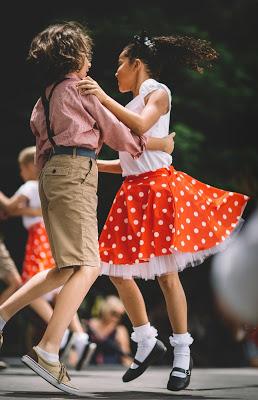 Niños bailando