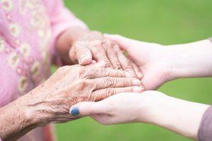 Consejos para cuidar la piel de las personas mayores en otoño e invierno - Trucos de salud caseros