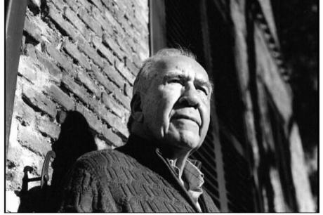 La imagen puede contener: una persona, primer plano y exterior