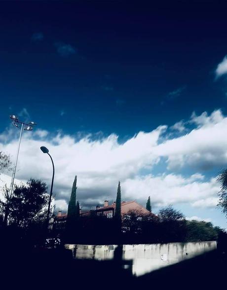 La imagen puede contener: cielo, nubes y exterior