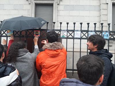 Alumnos del Colegio Marista San José comparten con León su visión de los refugiados desde las verjas del Centro Leonés de Arte Alumnos del Colegio Marista San José comparten con León su visión de los refugiados desde las verjas del Centro Leonés de Arte