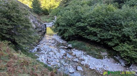 Primer puente sobre el río Duje en la zona alta de Tielve.