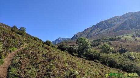 Sendero desde Bulnes a Collado Pandébano.