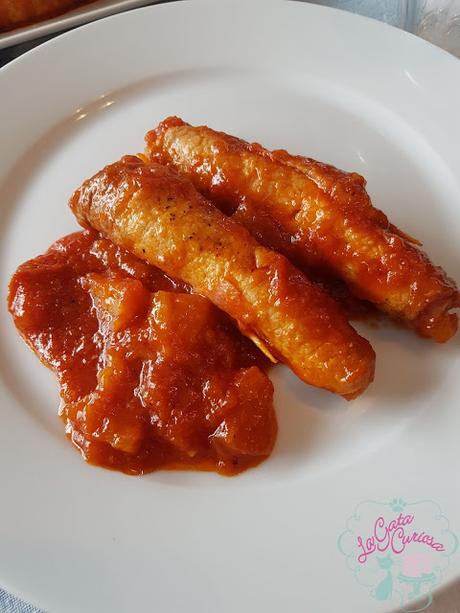 ROLLITOS DE LOMO CON JAMON Y PIÑA EN SALSA BARBACOA. ROLLITOS DE LOMO CON JAMON Y PIÑA EN SALSA BARBACOA.