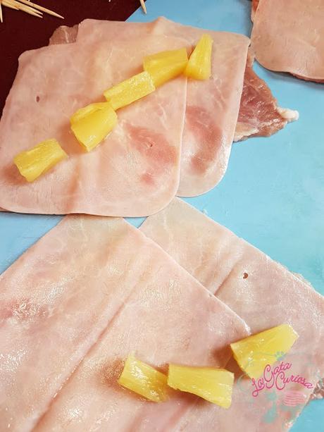 ROLLITOS DE LOMO CON JAMON Y PIÑA EN SALSA BARBACOA. ROLLITOS DE LOMO CON JAMON Y PIÑA EN SALSA BARBACOA.