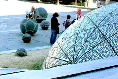 Escultura inspirada en las  bolas neolíticas con simetría poliédrica (Edimburgo)