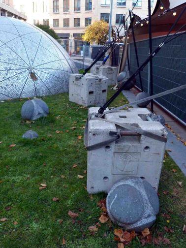 Escultura inspirada en las  bolas neolíticas con simetría poliédrica (Edimburgo)