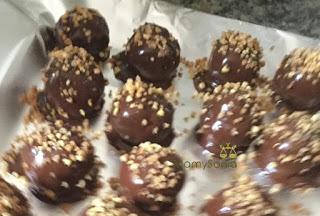 TRUFAS DE BIZCOCHO Y CREMA DE CACAO CUBIERTAS EN THERMOMIX Y TRADICIONAL