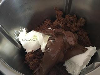 TRUFAS DE BIZCOCHO Y CREMA DE CACAO CUBIERTAS EN THERMOMIX Y TRADICIONAL