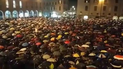 Miles de personas entonan el 'Bella Ciao' en Módena, contra Salvini.