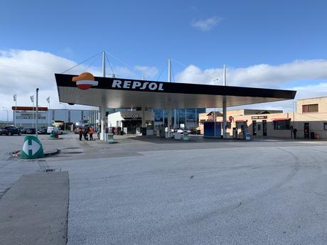 El área de Servicio Repsol del Polígono Industrial de Camponaraya contará con un nuevo servicio de supermercado “supercor stop&go” gracias a alianza con El Corte Inglés.