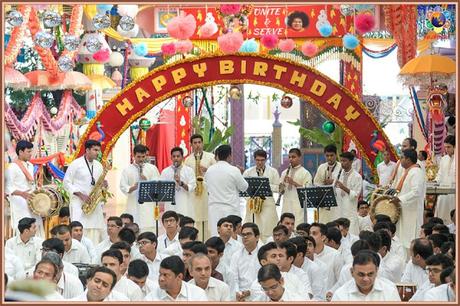 FELIZ 94 CUMPLEAÑOS BHAGAVAN SRI SATHYA SAI BABA