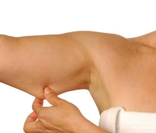 Aceite de coco para reafirmar la piel de los brazos