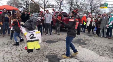 VIDEO: Fans de los Browns rompen piñata de Mason Rudolph