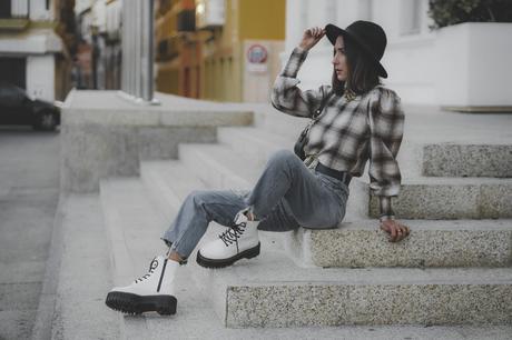 White Boots-how to style: Dr Martens + ideas cómo combinar botas ripped jeans