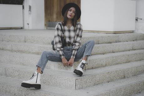 White Boots-how to style: Dr Martens + ideas cómo combinar botas jersey cuadros