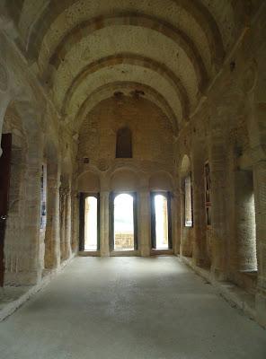 Interior nave hacia el Este SANTA MARÍA DEL NARANCO PRERROMÁNICO EN ASTURIAS ROMÁNICO EN EL CAMINO DEL SALVADOR 