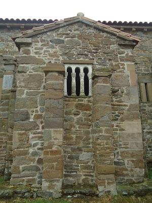 Venta trífora y contrafuertes. Fachada Norte IGLESIA DE SANTA CATALINA DE LENA. Románico en el Camino del Salvador