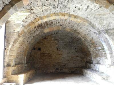 Sala abovedada planta inferior SANTA MARÍA DEL NARANCO PRERROMÁNICO EN ASTURIAS ROMÁNICO EN EL CAMINO DEL SALVADOR 