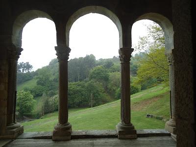 Vista mirador hacia el oeste SANTA MARÍA DEL NARANCO PRERROMÁNICO EN ASTURIAS ROMÁNICO EN EL CAMINO DEL SALVADOR 