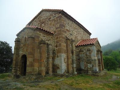 Fachada Sur IGLESIA DE SANTA CATALINA DE LENA. Románico en el Camino del Salvador