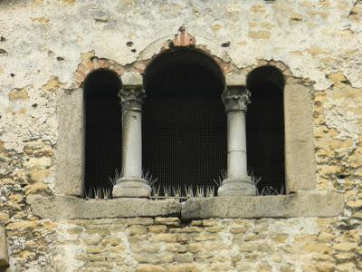 Ventana trífora cabecera SAN JULIÁN DE LOS PRADOS PRERROMÁNICO EN ASTURIAS ROMÁNICO EN EL CAMINO DEL SALVADOR 