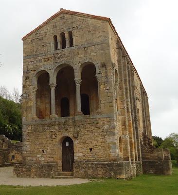 Fachada Oeste SANTA MARÍA DEL NARANCO PRERROMÁNICO EN ASTURIAS ROMÁNICO EN EL CAMINO DEL SALVADOR 